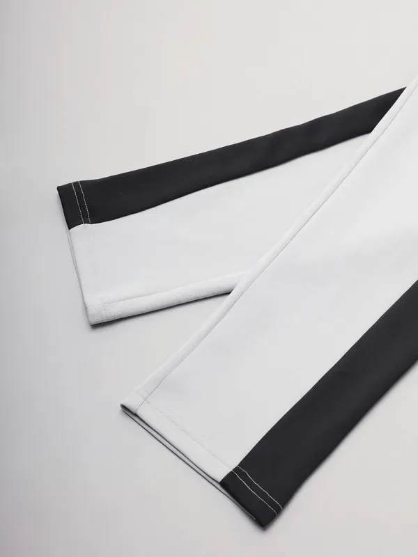 Men Colorblock Relax Fit Trackpants with ELASTO PLUS - Image 9