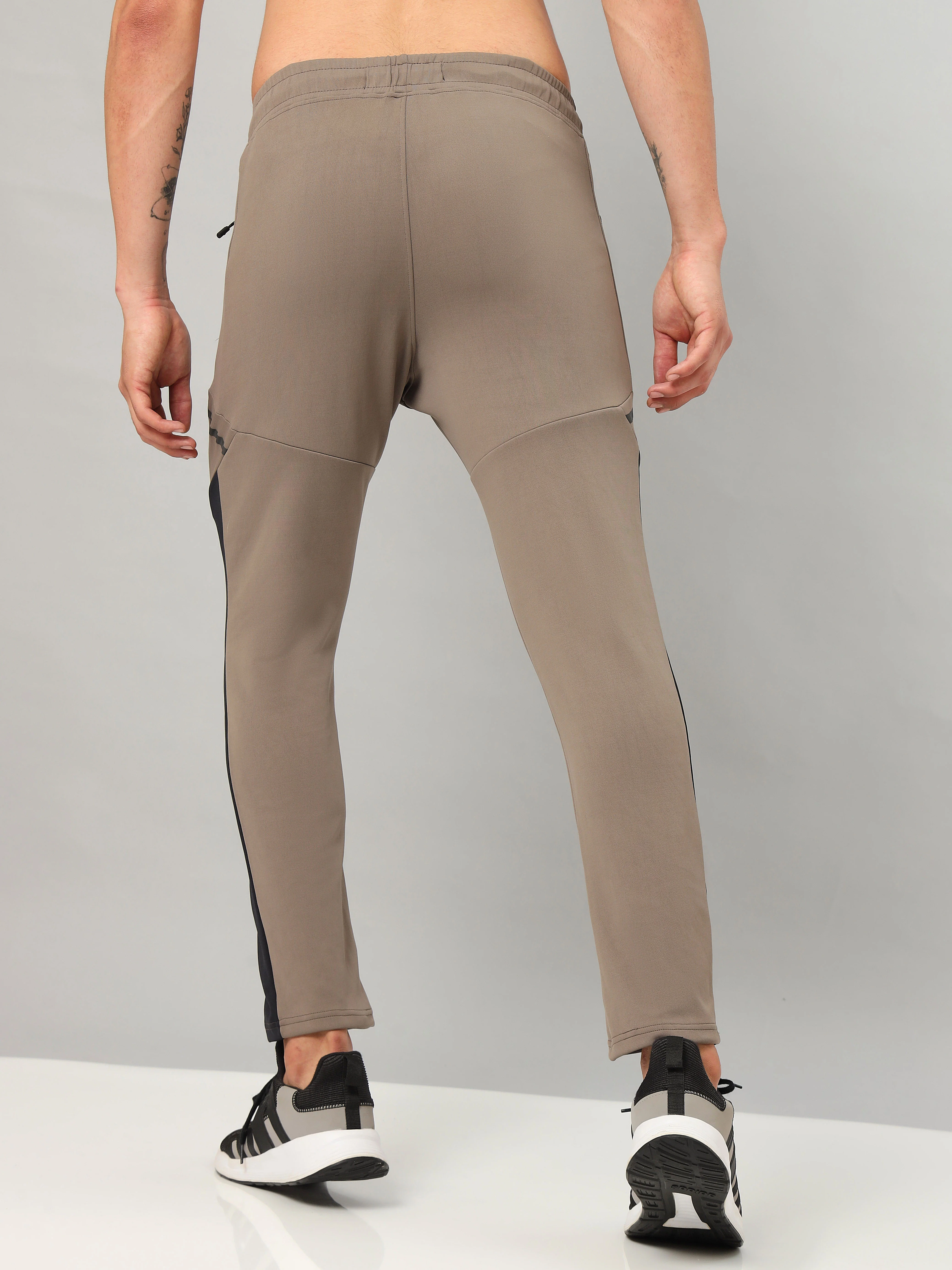 Men Colorblock Relax Fit Trackpants with ELASTO PLUS - Image 3