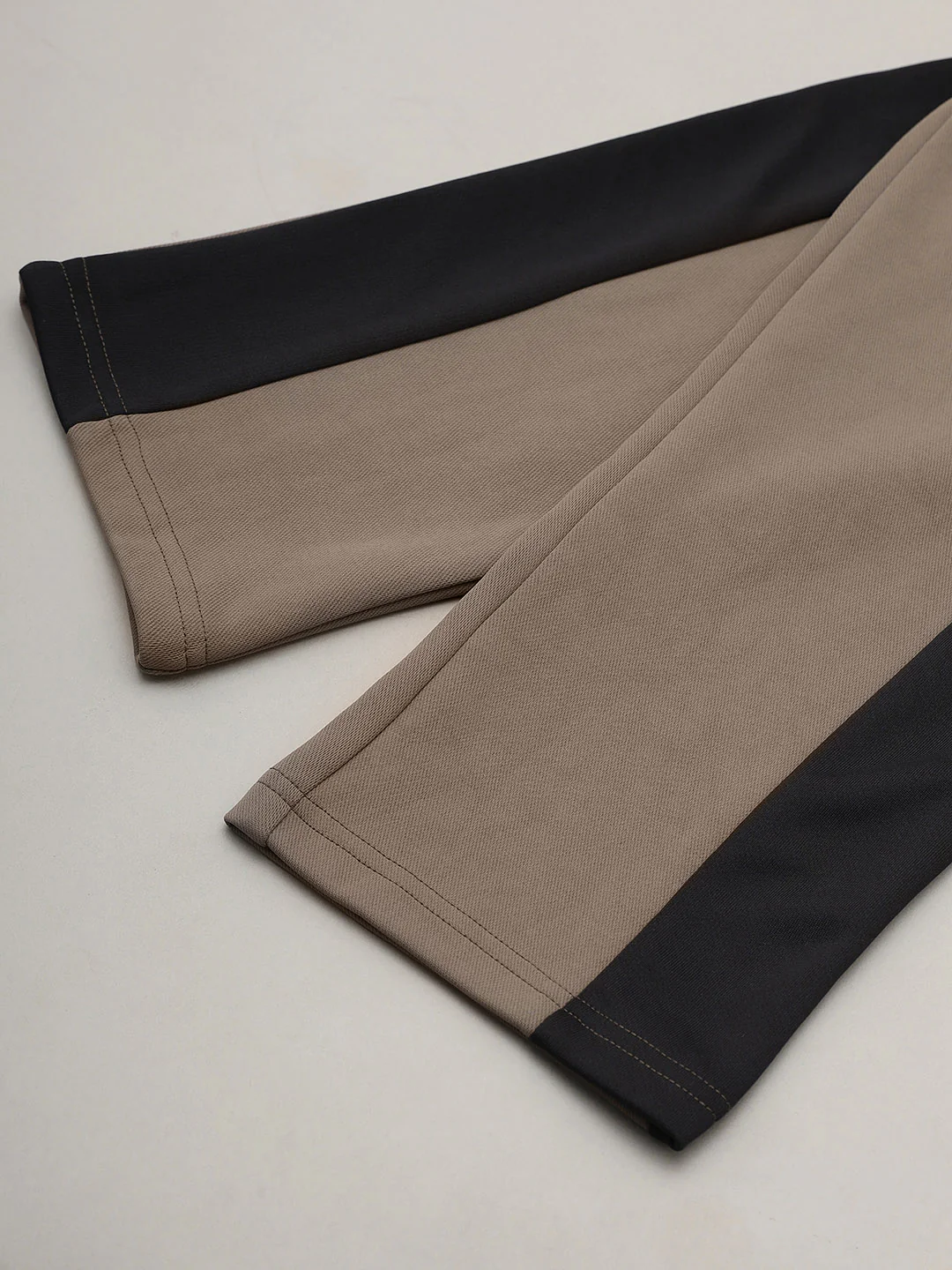 Men Colorblock Relax Fit Trackpants with ELASTO PLUS - Image 9